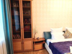 1 dormitorio con estantería junto a la cama en HappyTerra, район ТРЦ "АДК" en Almaty