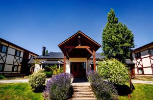 una casa con un camino que conduce a la puerta principal en Rincón del Calafate en El Calafate