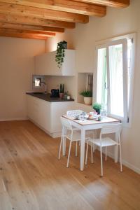 uma cozinha com mesa e cadeiras num quarto em B&B CA PANISACCO em Valdagno