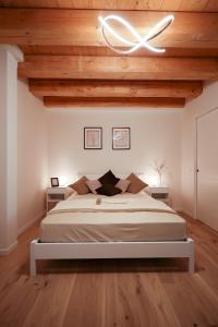 um quarto com uma cama grande e um tecto branco em B&B CA PANISACCO em Valdagno