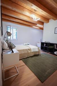 um quarto com uma cama e uma mesa com uma cadeira em B&B CA PANISACCO em Valdagno