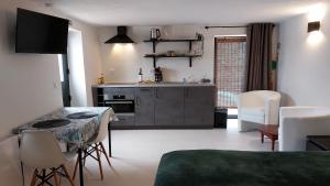 uma cozinha e sala de estar com mesa e cadeiras em Magic Nature Lodge em Marvão