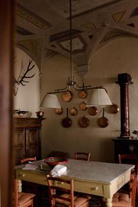uma cozinha com uma mesa e algumas panelas e frigideiras em Villa de' Ricci Rignana di Sveva Rocco di Torrepadula em Greve in Chianti