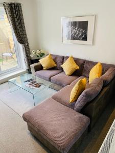 a living room with a couch and a glass table at Arma Short Stays 122 - Spacious 3 Bed Oxford House Sleeps 6- FREE PARKNG For 2 Vehicles - Large Garden in Oxford