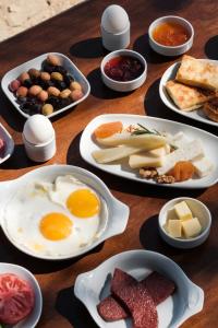 una mesa con platos de desayuno. en Flamm, en Golturkbuku