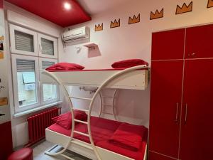 Pokój z łóżkiem piętrowym z czerwonymi akcentami w obiekcie Pop Art w Belgradzie