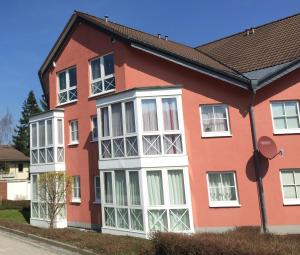 Casa roja y blanca con ventanas blancas en Apartment Gosch an der Skiwiese, en Braunlage