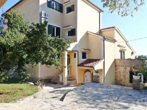 スタリグラードにあるApartments in Starigrad-Paklenica 6891の大家
