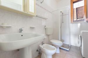 A bathroom at Villino Amos by BarbarHouse