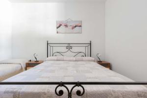 A bed or beds in a room at Villino Amos by BarbarHouse