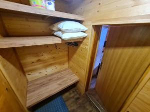 מיטה או מיטות קומותיים בחדר ב-Kuca za odmor TORNIK Zlatibor