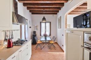 cocina con mesa y sillas en Villa Navagero - Ca' degli Stefani C en Rovarè