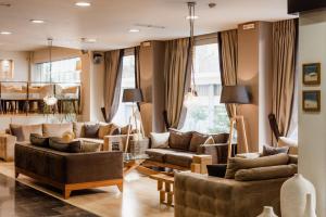Sala de estar con 2 sofás y mesa en Acropolis Select, en Atenas