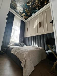 Un pat sau paturi într-o cameră la Family & Business Sauna Apartments Sienkiewicza Wesoła No 6 Centrum Downtown - 1 Bedroom with Private Sauna, Parking - NEW!