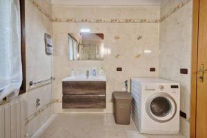 a bathroom with a washing machine and a sink at Villa Navagero - Ca' degli Stefani C in Rovarè