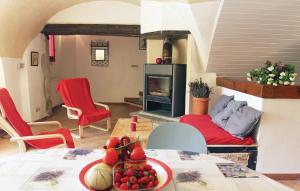 ein Wohnzimmer mit einem Sofa und einem Tisch mit Obst in der Unterkunft Lovely Home In Montjoux With House A Mountain View in Montjoux