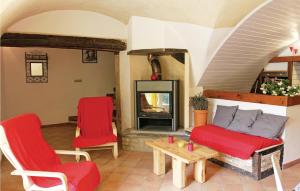 ein Wohnzimmer mit einem Sofa, Stühlen und einem Kamin in der Unterkunft Lovely Home In Montjoux With House A Mountain View in Montjoux