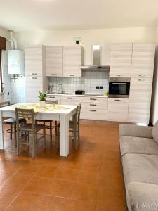 Cuisine ou kitchenette dans l'établissement La Cicala - appartamento con giardino privato