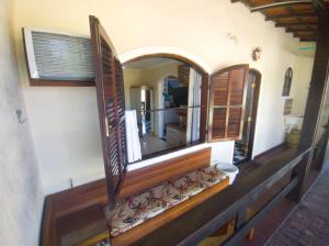 ein Spiegel an der Seite eines Hauses in der Unterkunft Condomínio encantador com piscina em Itaúna in Saquarema