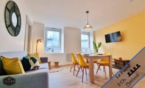 sala de estar con mesa y comedor en Les Appartements Neppert - Calme - Spacieux - Fibre - RBNB, en Mulhouse