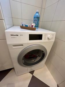 uma máquina de lavar roupa com uma garrafa de detergente em cima em Hvar Top View Luxury room em Hvar