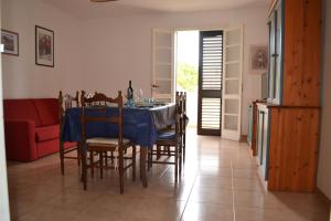 新福卡的住宿－Apt 7 Posti Vicino Spiaggia，一间带桌椅和红色沙发的用餐室