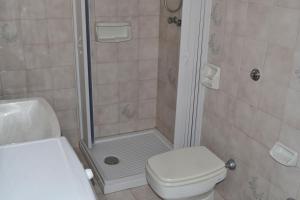 a bathroom with a shower with a toilet and a sink at Apt 7 Posti Vicino Spiaggia in San Foca