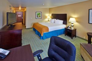 A bed or beds in a room at Holiday Inn Express- Waterloo/Cedar Falls, an IHG Hotel