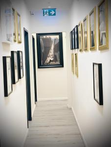 un corridoio in una galleria d'arte con dipinti alle pareti di Check-in Hamburg ad Amburgo