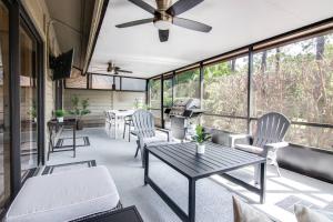 a screened in porch with a table and chairs at Canopy on Cobblestone in Wesley Chapel