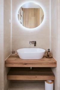 W łazience znajduje się biała umywalka i lustro. w obiekcie apartman Azul w mieście Čakovec