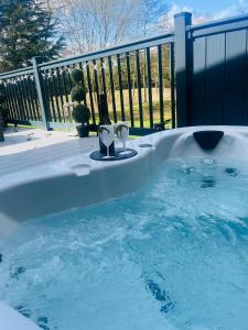 約克的住宿－Sunbird Lodge with Hot Tub，一个带围栏的庭院内的按摩浴缸