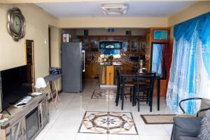 una cucina con tavolo e frigorifero di PRI Guest House a Arnos Vale Altre 19 foto