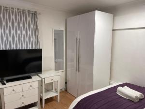 TV at/o entertainment center sa Studio room in Brighton city centre