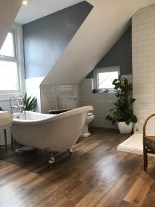 un bagno con una grande vasca in mansarda di Stoneleigh a Felixstowe