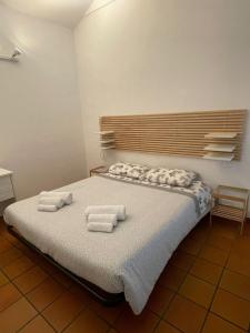 um quarto com uma cama com toalhas em Cleo Rosa em Ancona