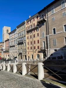 uma ponte sobre um rio em frente a edifícios em Cleo Rosa em Ancona