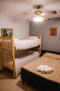 En eller flere senge i et værelse på Hotel Rosario