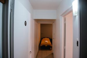 un pasillo con una cama pequeña en una habitación en Hotel Rosario en Mendoza