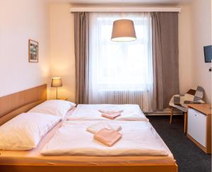 Llit o llits en una habitació de Hotel U Berounky