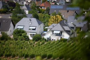 Et luftfoto af Feriendomizil & Weingut Roussel mit Restaurant "La Bonne Adresse"