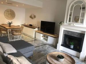 TV a/nebo společenská místnost v ubytování Monte Duquesa large 2 bed ground floor, close to Port and Beach with communal pool