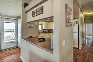 A cozinha ou kitchenette de Sun-Dappled AZ Abode with River and Mtn Views!
