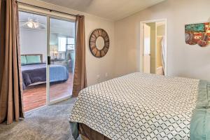 Uma cama ou camas num quarto em Sun-Dappled AZ Abode with River and Mtn Views!