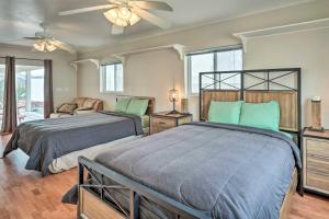 um quarto com duas camas e um ventilador de teto em Sun-Dappled AZ Abode with River and Mtn Views! em Parker