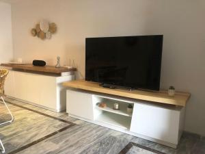TV a/nebo společenská místnost v ubytování Monte Duquesa large 2 bed ground floor, close to Port and Beach with communal pool