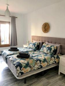 Postel nebo postele na pokoji v ubytování Monte Duquesa large 2 bed ground floor, close to Port and Beach with communal pool