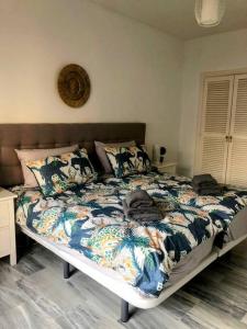 Postel nebo postele na pokoji v ubytování Monte Duquesa large 2 bed ground floor, close to Port and Beach with communal pool
