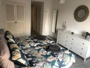 Postel nebo postele na pokoji v ubytování Monte Duquesa large 2 bed ground floor, close to Port and Beach with communal pool
