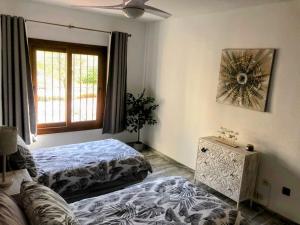 Postel nebo postele na pokoji v ubytování Monte Duquesa large 2 bed ground floor, close to Port and Beach with communal pool